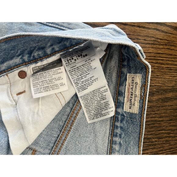 Levi’s Premium Denim Shorts Women size 27 distressed blue button fly - Picture 4 of 9